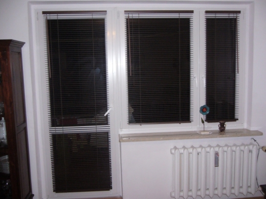 Żaluzje drewniane na ramie okiennej zamontowane na zaczepach nakładanych na ramę okienną
